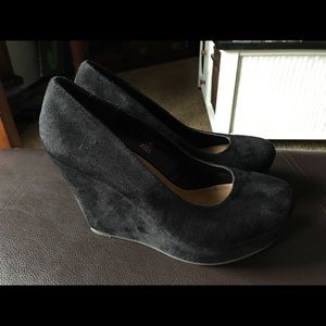 Soda - Black suede wedges